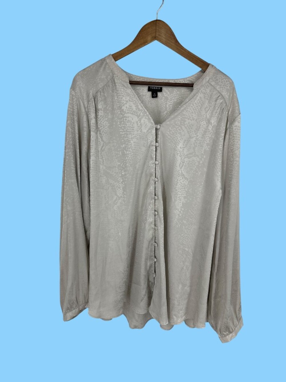 Torrid Women's Silver Snakeskin Satin Long Sleeves Jacquard Button Blouse Sz 4X
